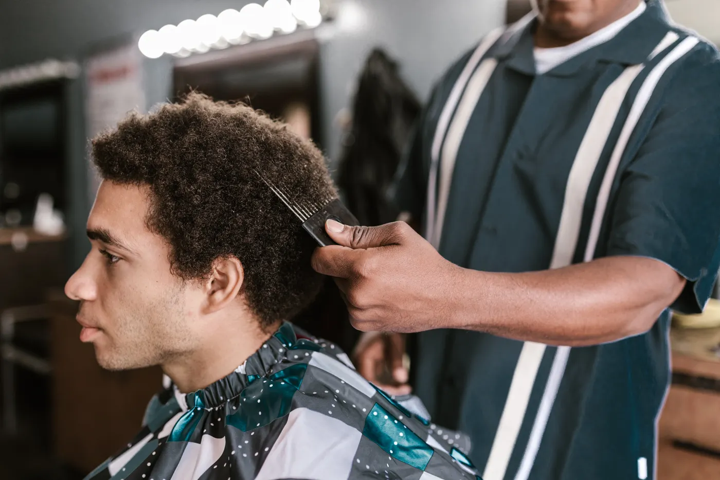 Mise en forme d’une coupe afro au peigne afro