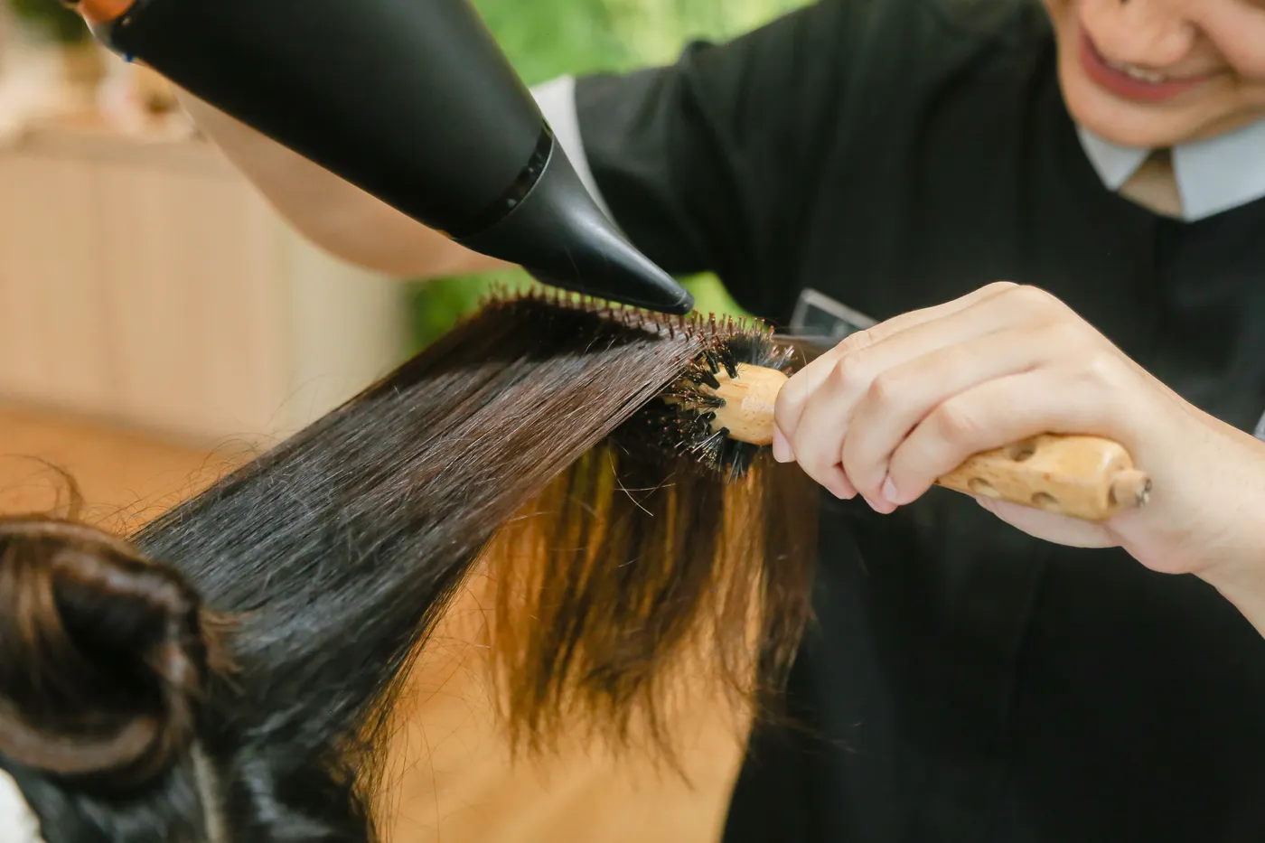 Mise en forme de cheveux longs au sèche-cheveux et à la brosse