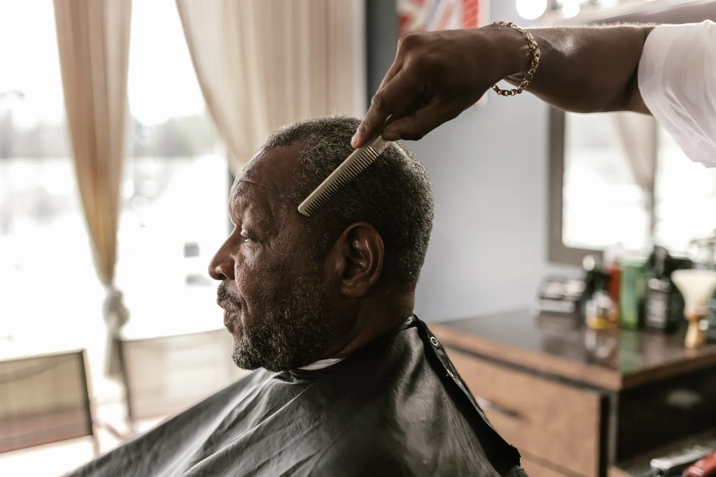 Coupe au peigne et aux ciseaux sur cheveux crépus