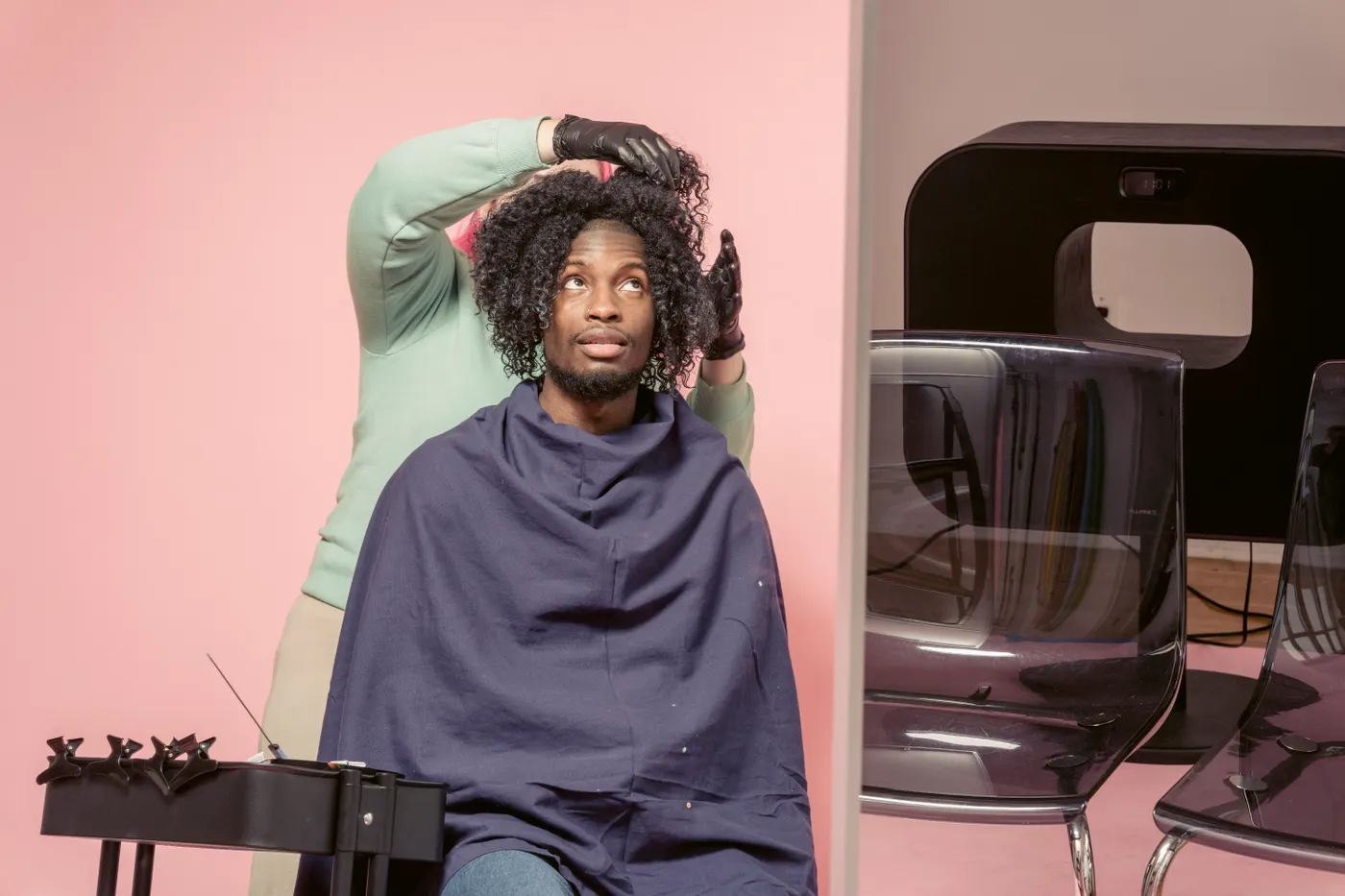 Coupe travaillée sur cheveux bouclés, au fauteuil