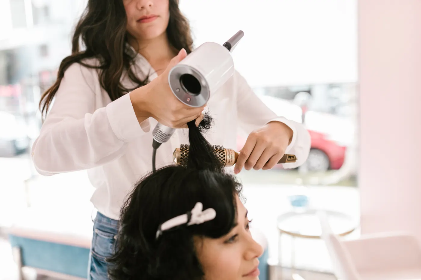 Cliente coiffée par une professionnelle dans un salon