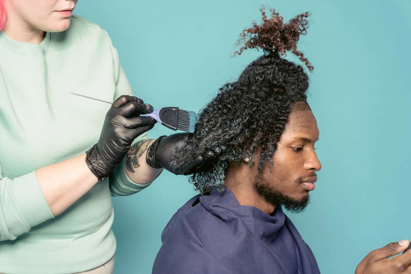 Application d’une teinture au pinceau sur cheveux crépus