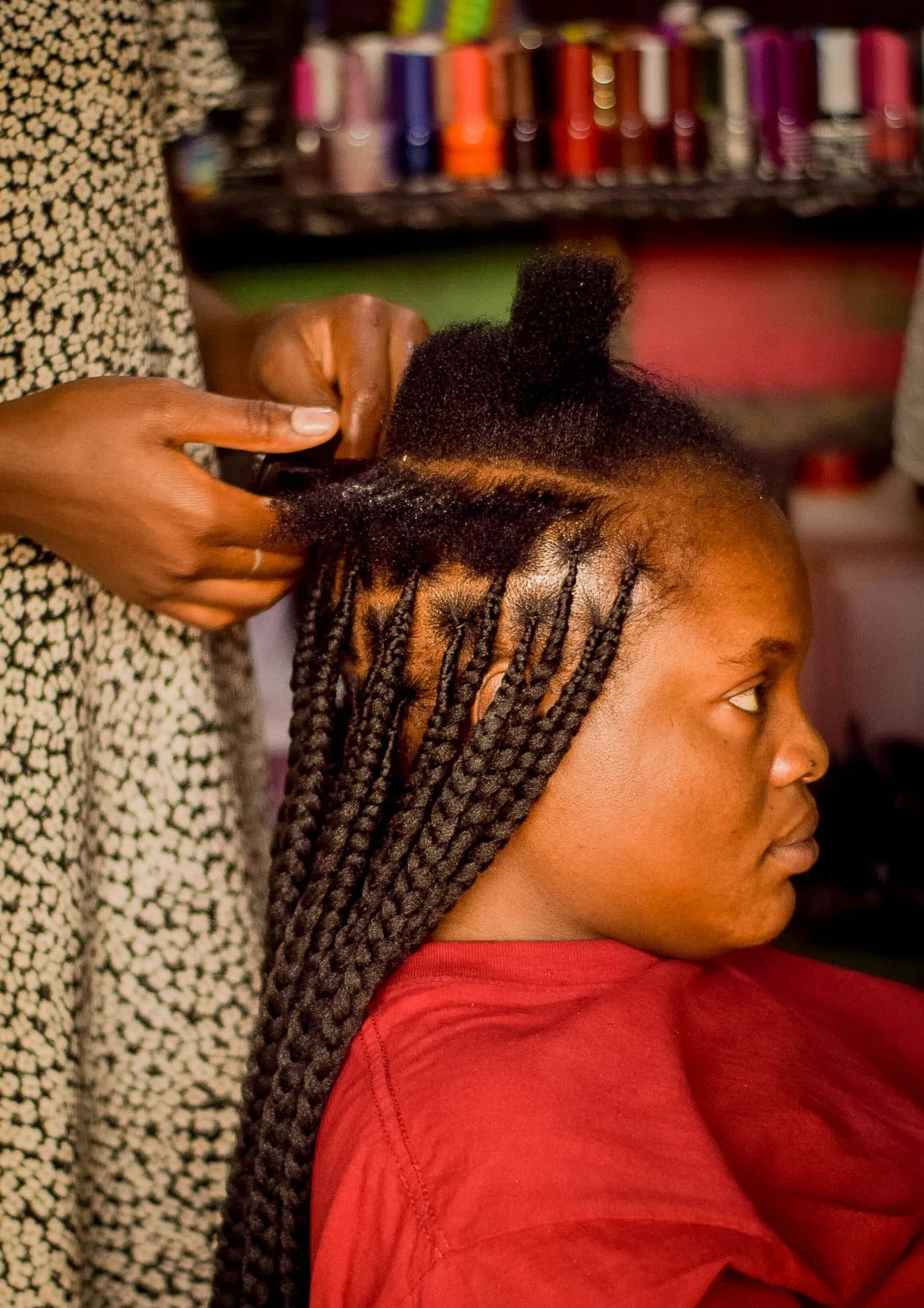Tresses longues posées mèche après mèche
