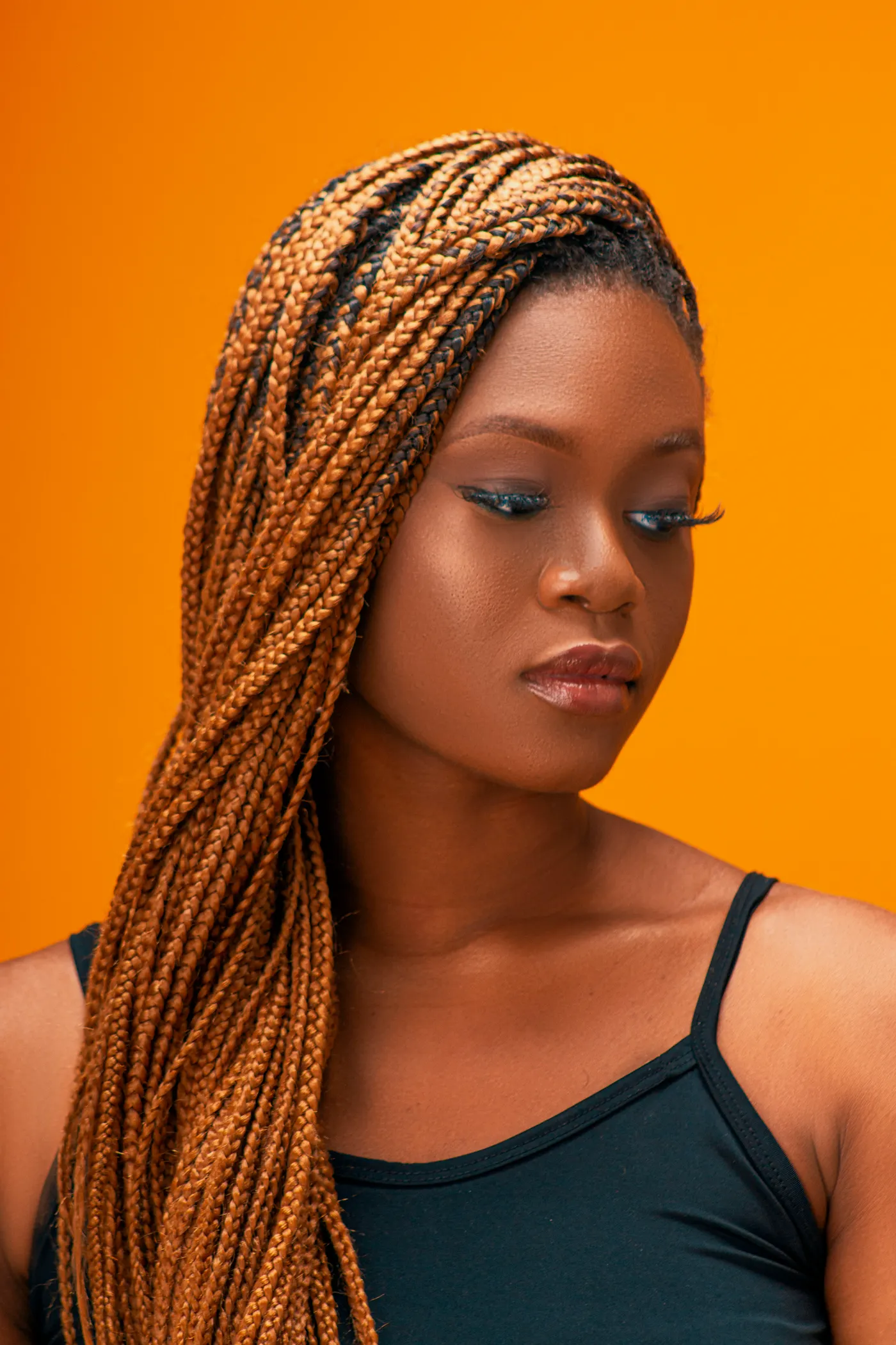 Longues box braids portées par une femme