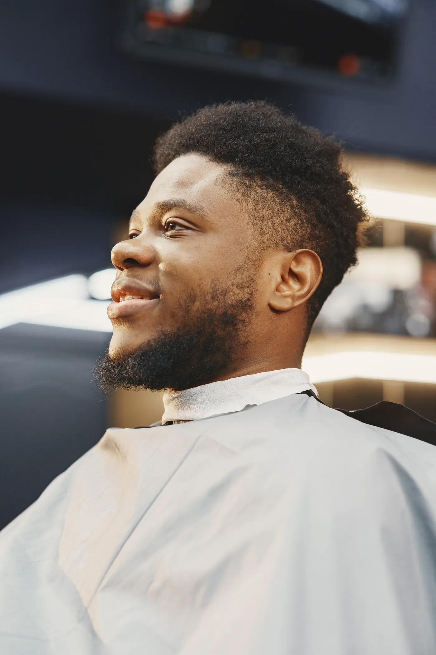 Coupe et barbe terminées, vues de profil