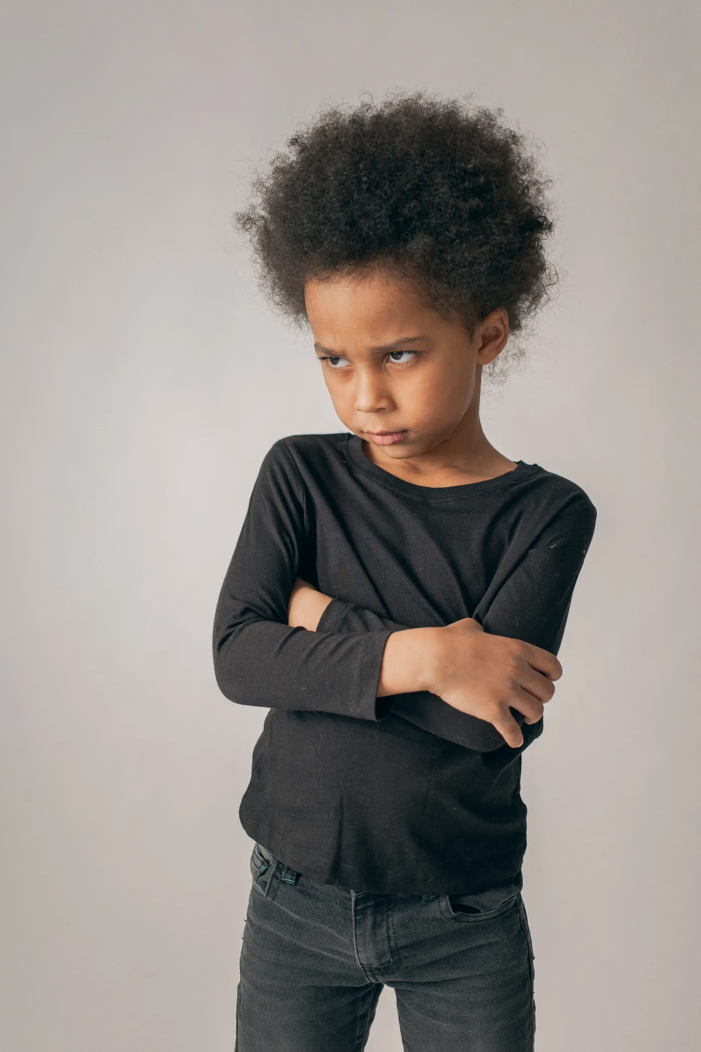 Petite fille portant une coiffure afro soignée